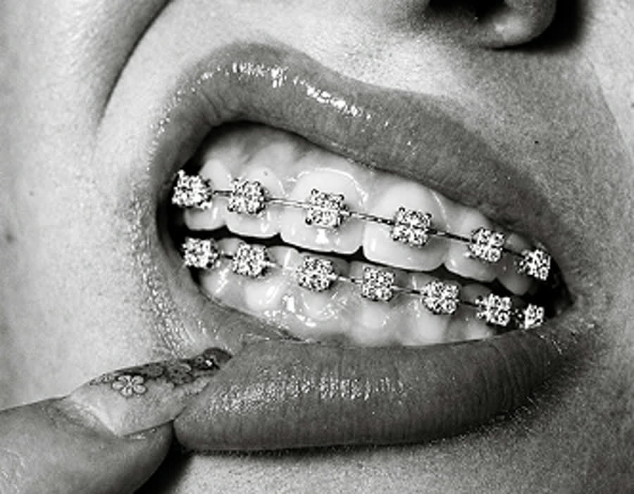 Sculptural jewellery artefact